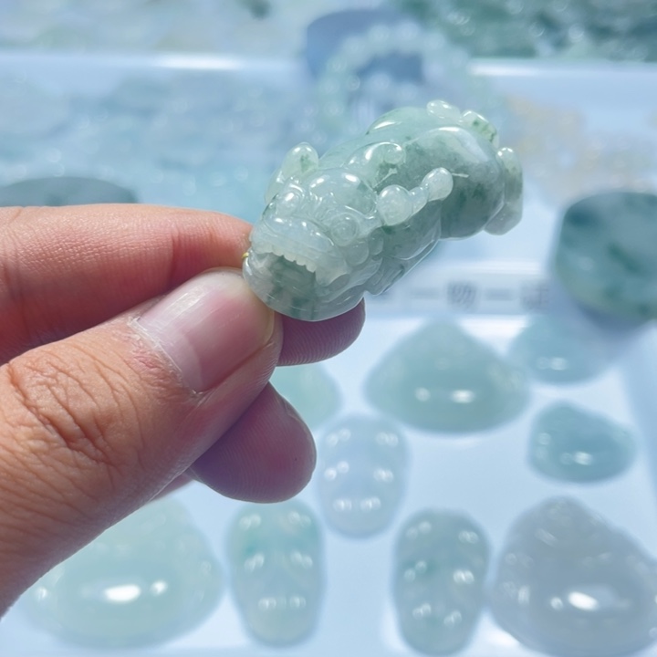 翡翠未镶嵌颈饰貔貅