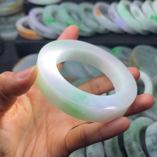 定制翡翠未镶嵌翡翠手镯