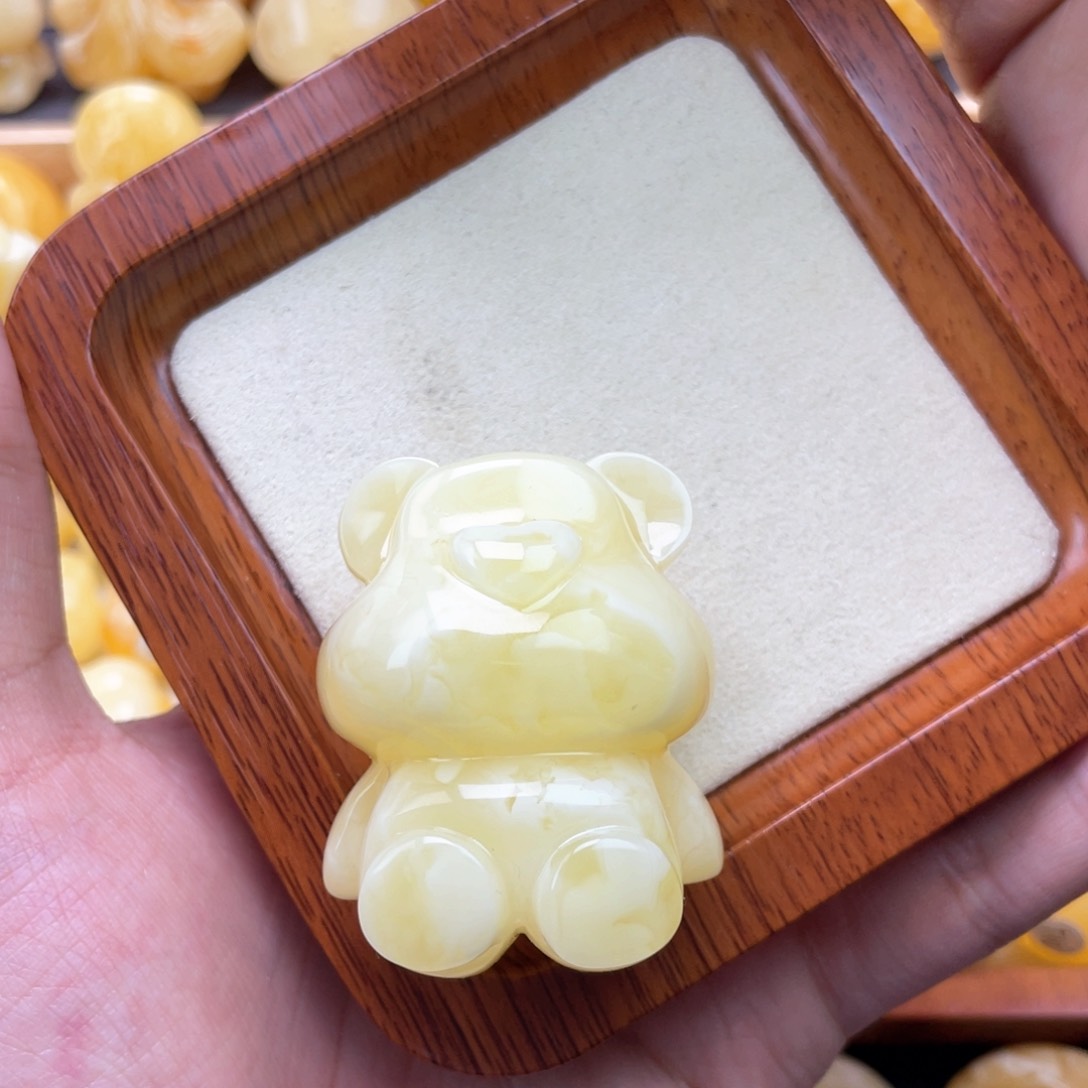 琥珀裸石未镶嵌是*朱蜜蜡