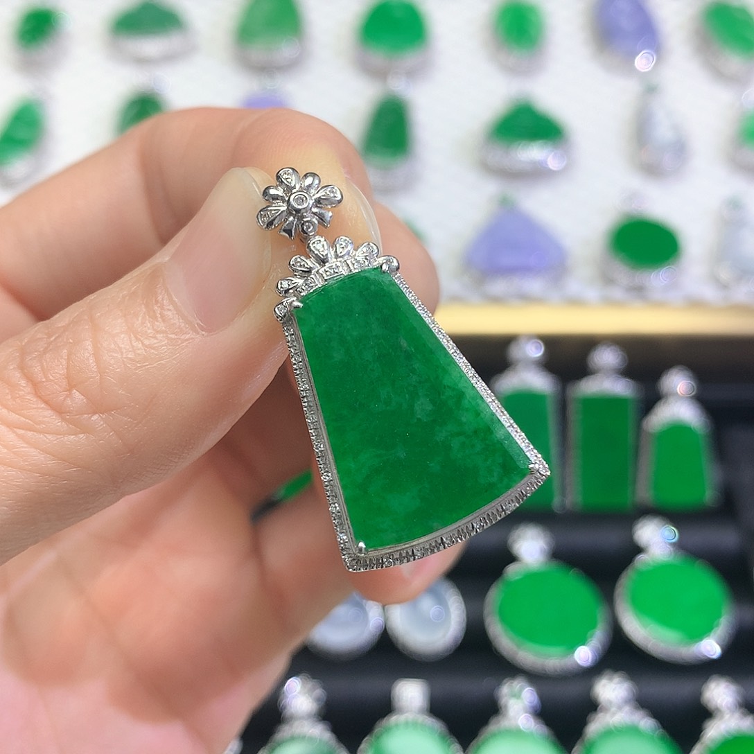 颈饰18K金镶嵌翡翠飞****兔吊坠