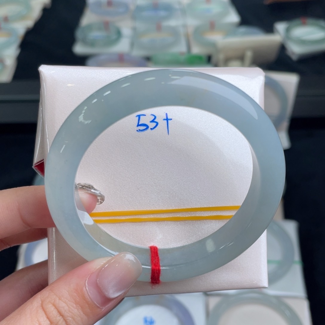 翡翠手镯未镶嵌翡翠