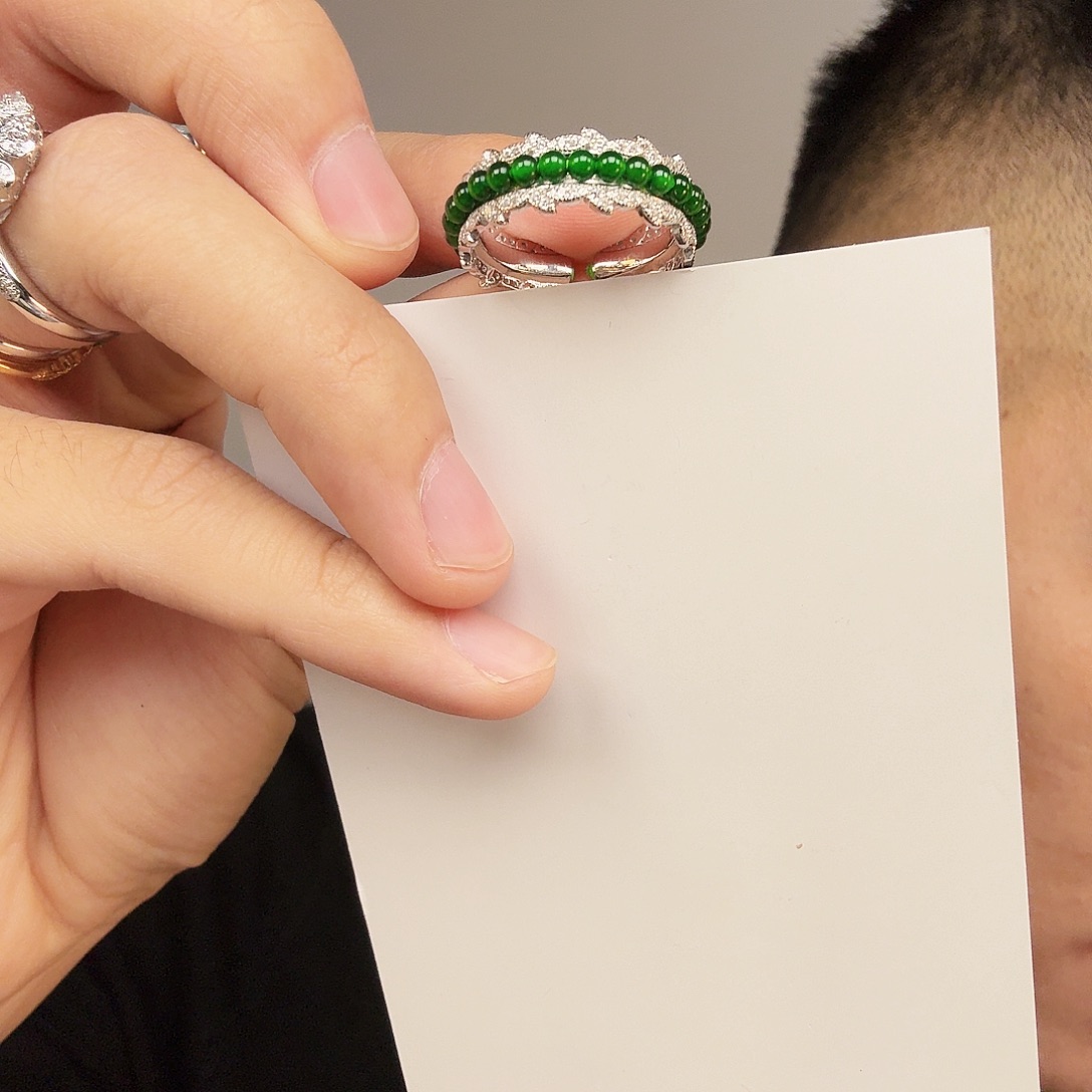 翡翠未镶嵌颈饰一件