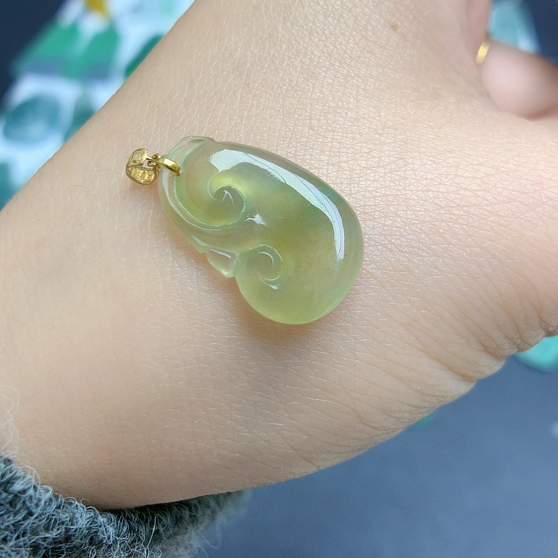 翡翠颈饰18K金镶嵌如意