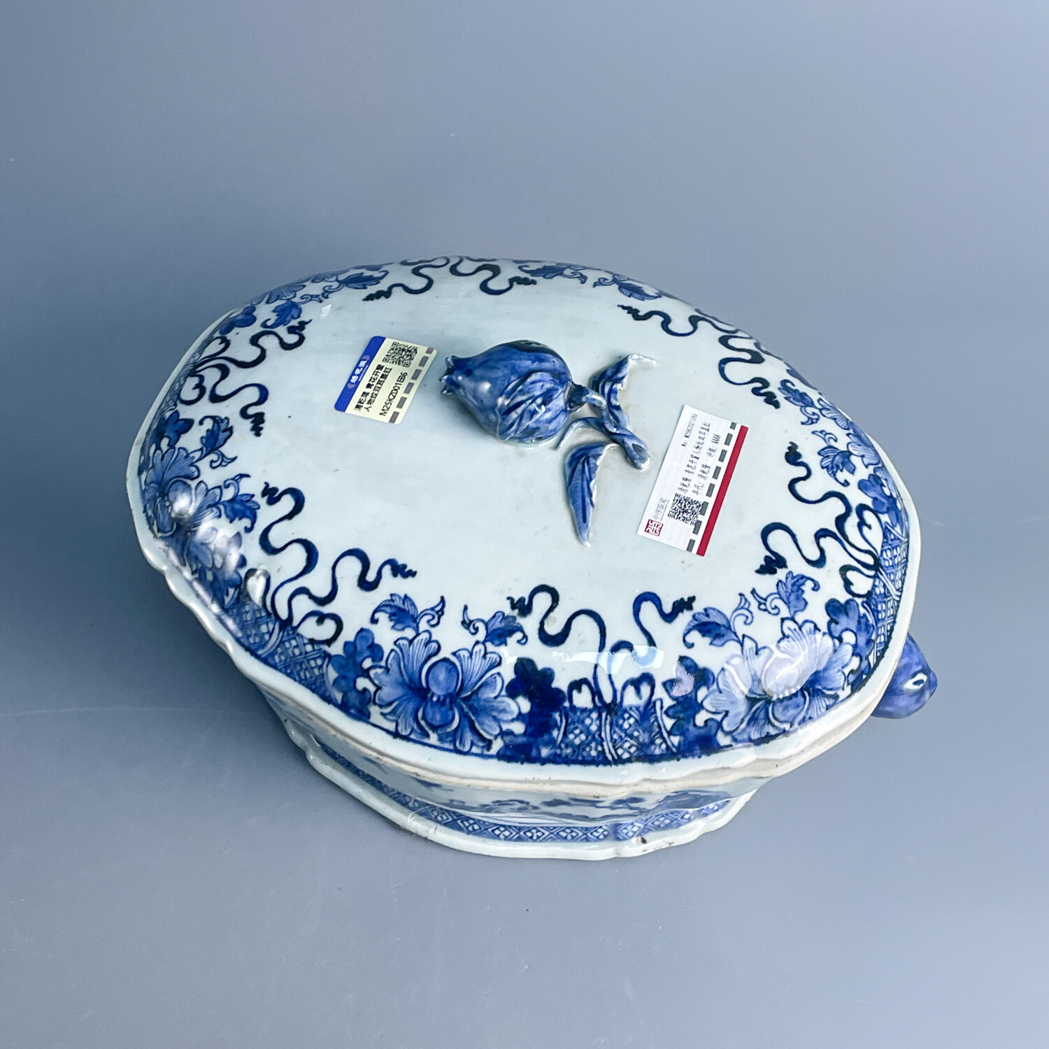 M25KZ001E86 - 清乾隆 青花开窗人物纹双耳盖缸