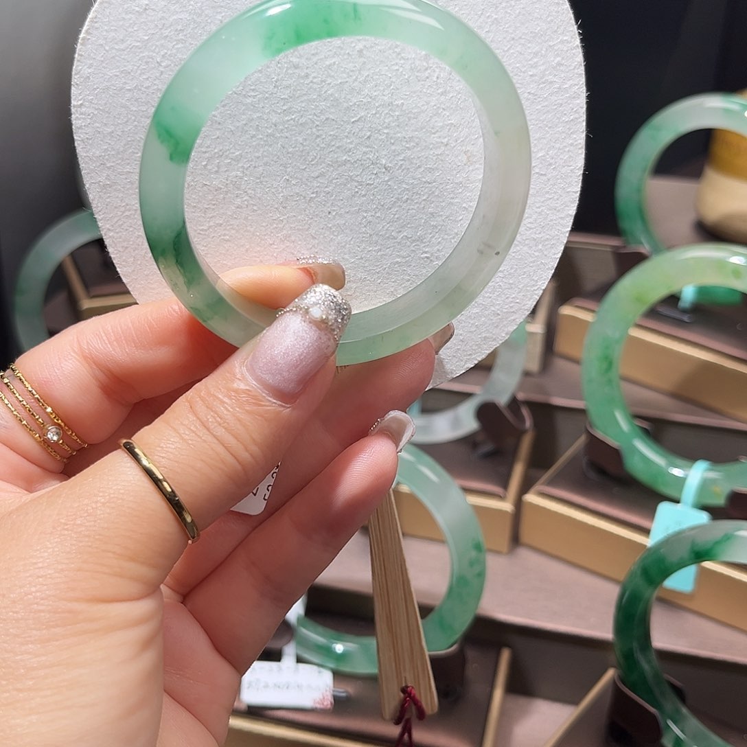 石英质玉（非洲翠）手镯未镶嵌