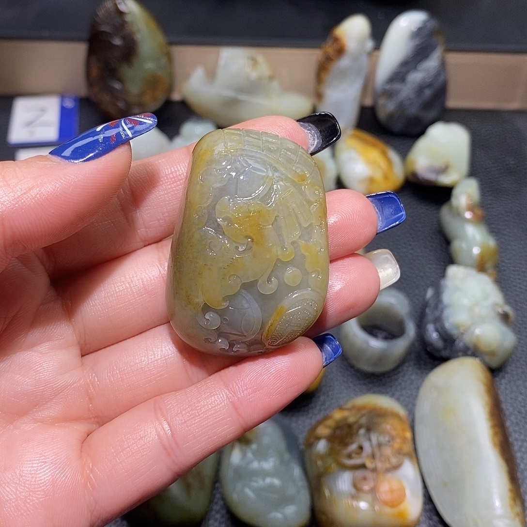 武***穆和田玉未镶嵌颈饰