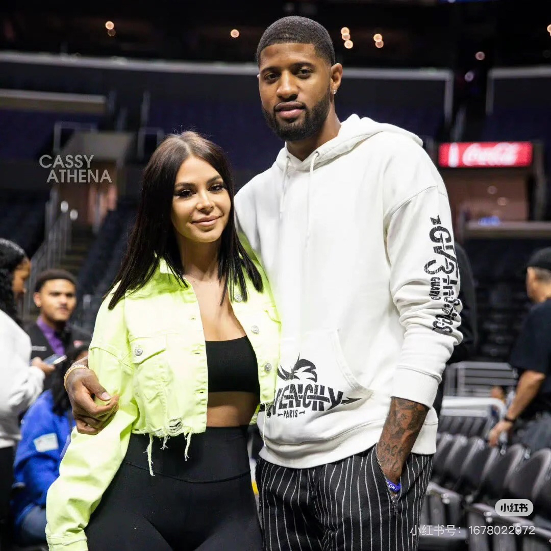 95新 Givenchy/纪梵希 做旧字母连帽卫衣xs码ysc0344