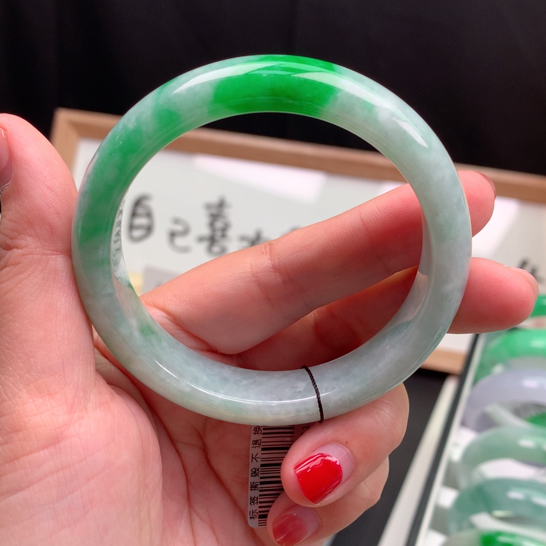 翡翠手镯未镶嵌缅甸