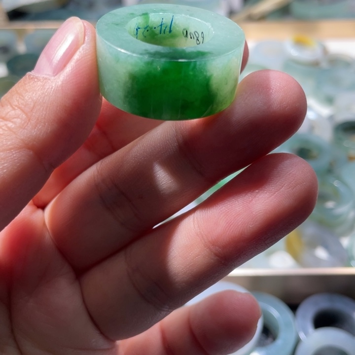 小***北定制翡翠未镶嵌天然翡翠