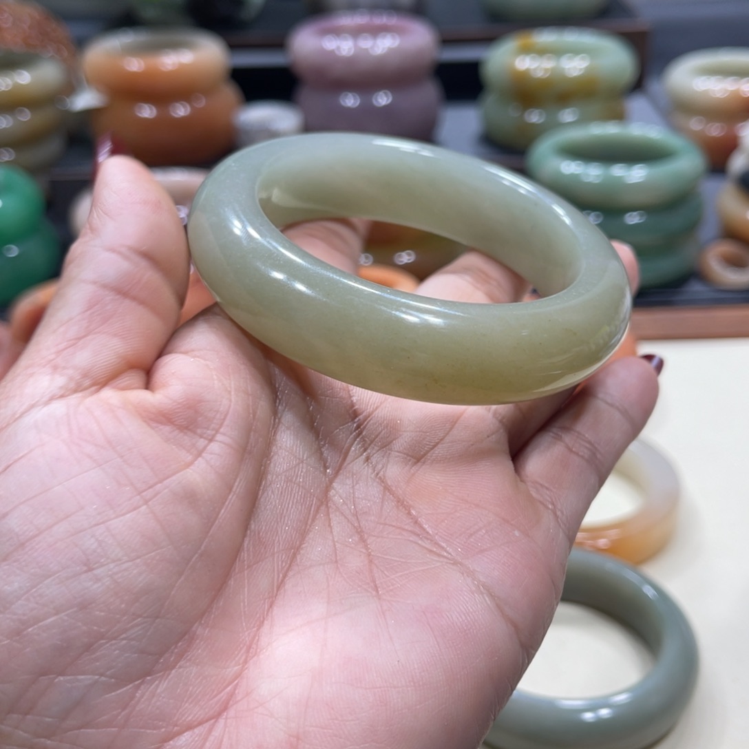 未镶嵌手镯石英岩玉