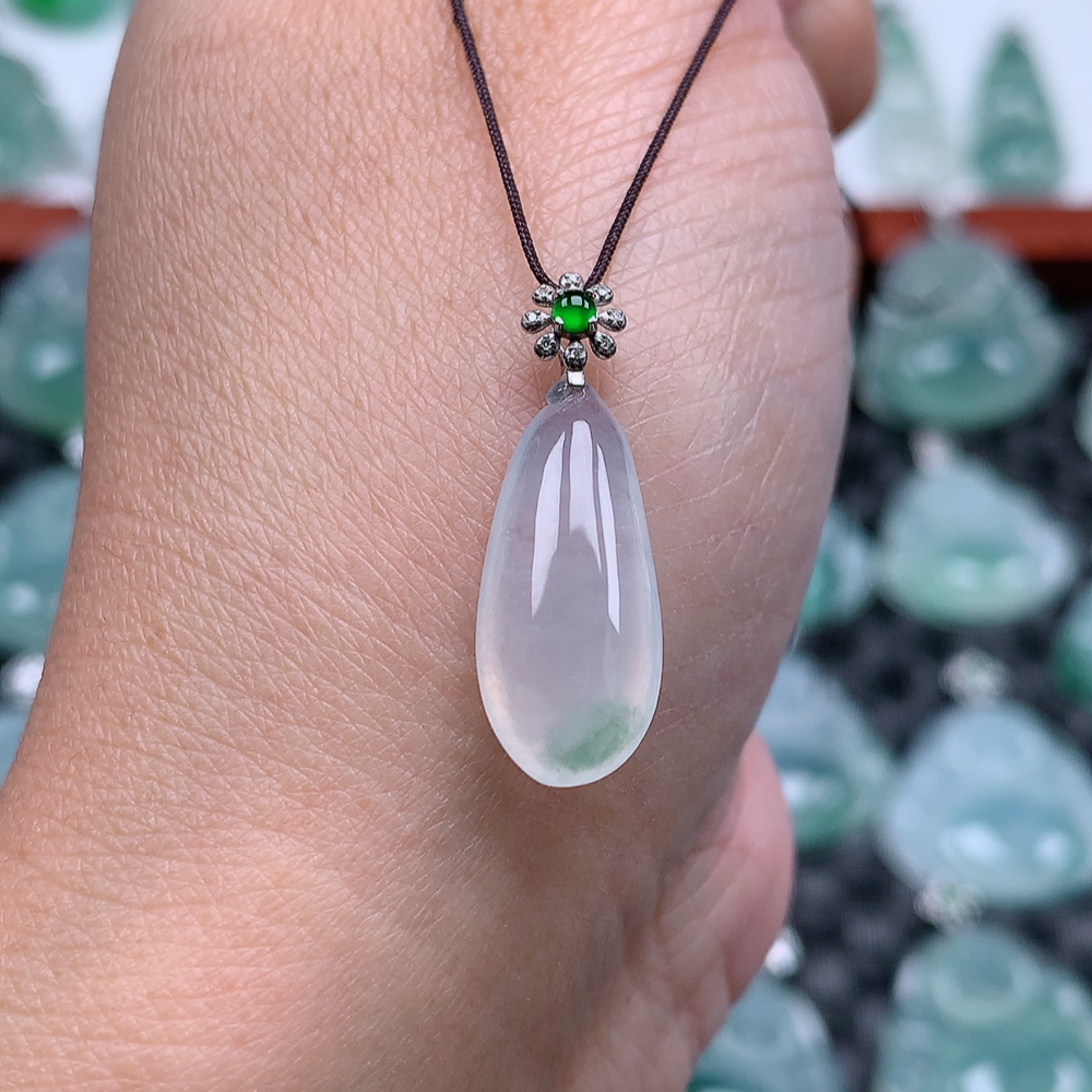 翡翠A货 18k金扣头冰种起光感飘绿小福瓜吊坠 尺寸21.4×8.8×5.5