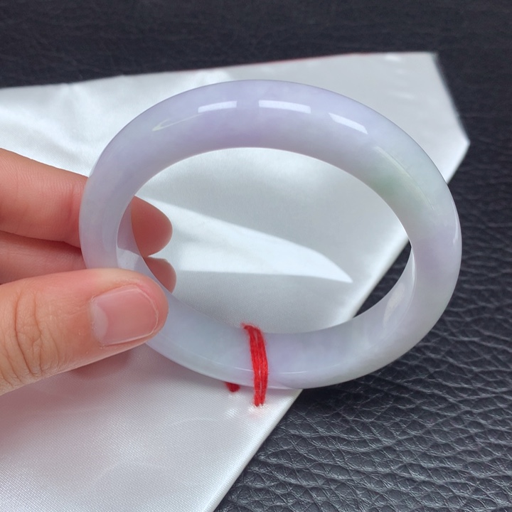 翡翠手镯未镶嵌。