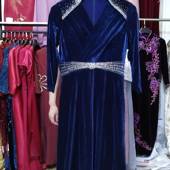 燕***格蓝色金丝绒v领重工中长连衣裙l码