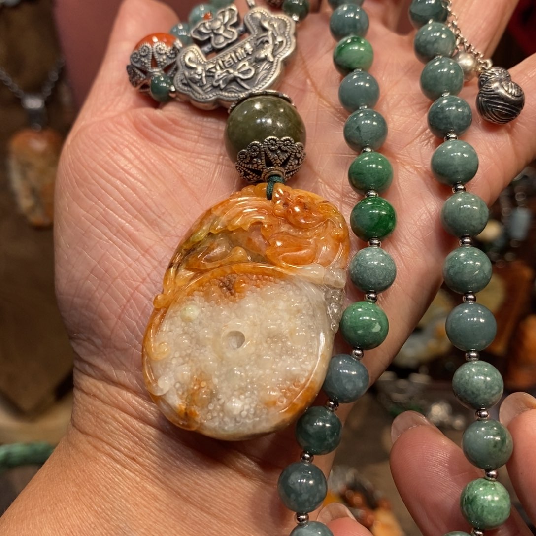 翡翠吊坠(赠链)未镶嵌