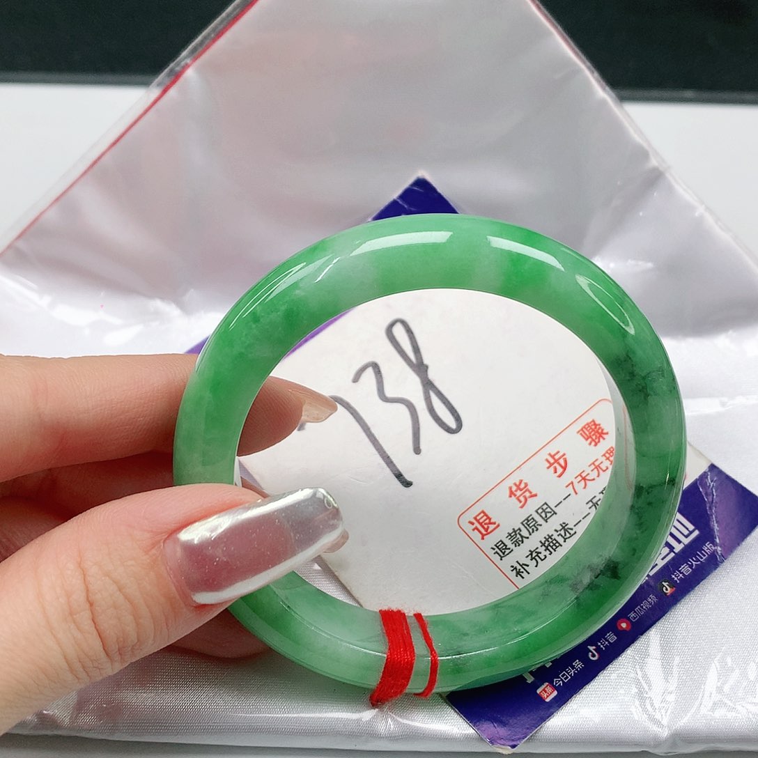 翡翠手镯未镶嵌翡翠手镯