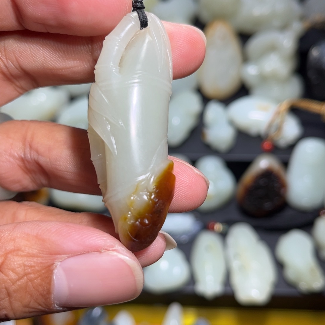 和田玉颈饰未镶嵌钟**.