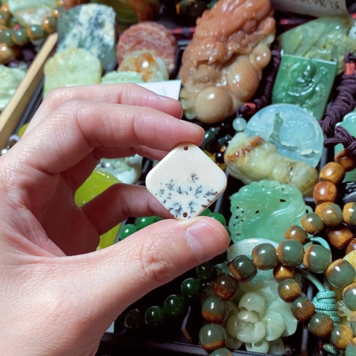 透闪石质玉颈饰未镶嵌