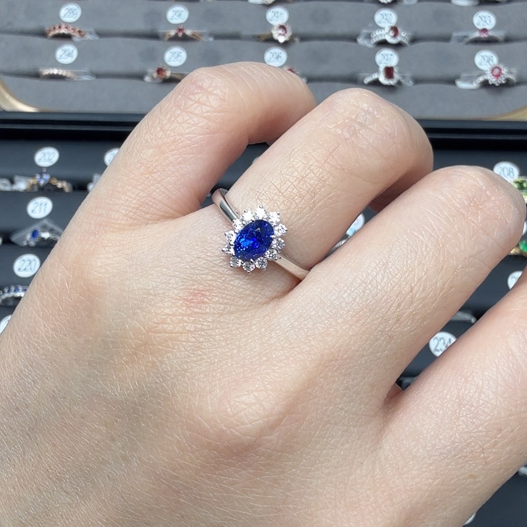 蓝宝石18K金镶嵌戒指经典戴妃皇家蓝1.15克拉