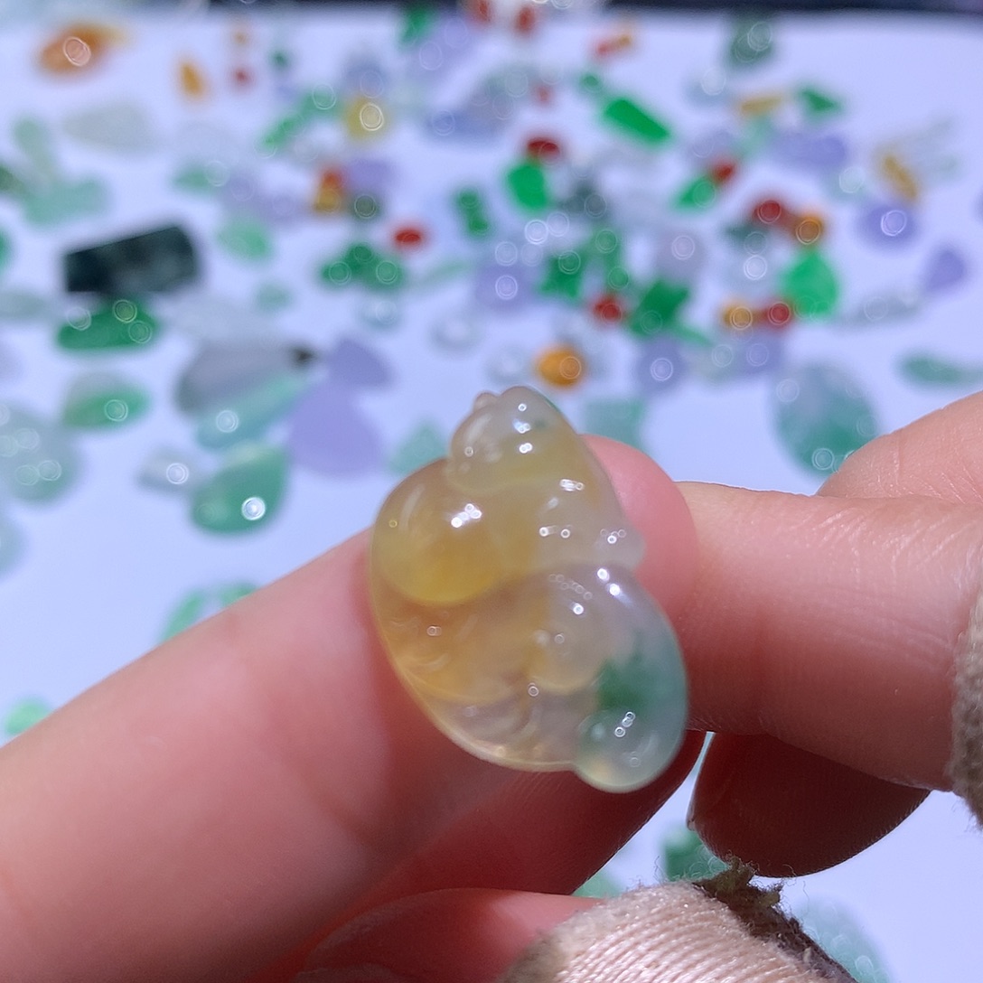 翡翠颈饰未镶嵌九尾狐