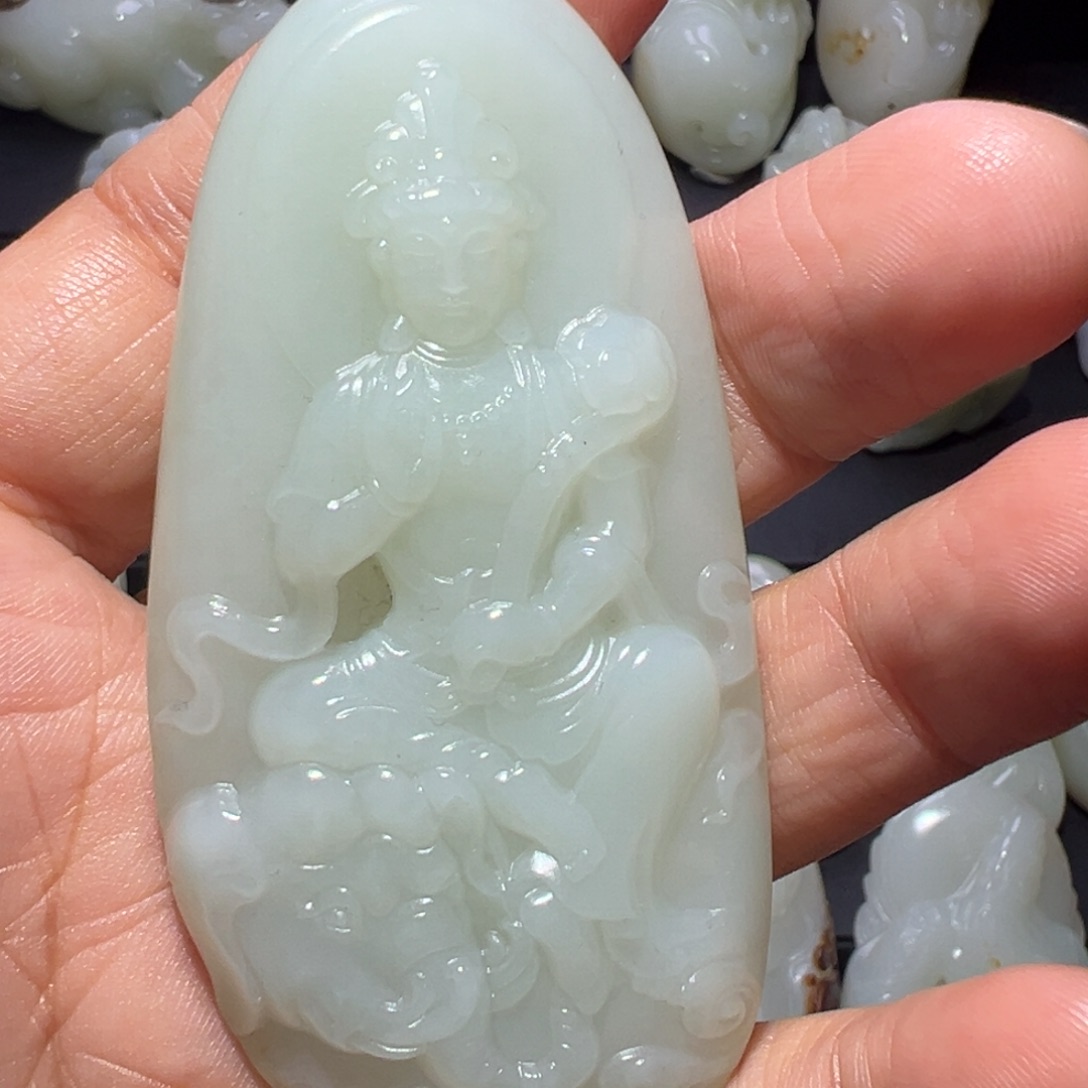 子***宇和田玉未镶嵌颈饰