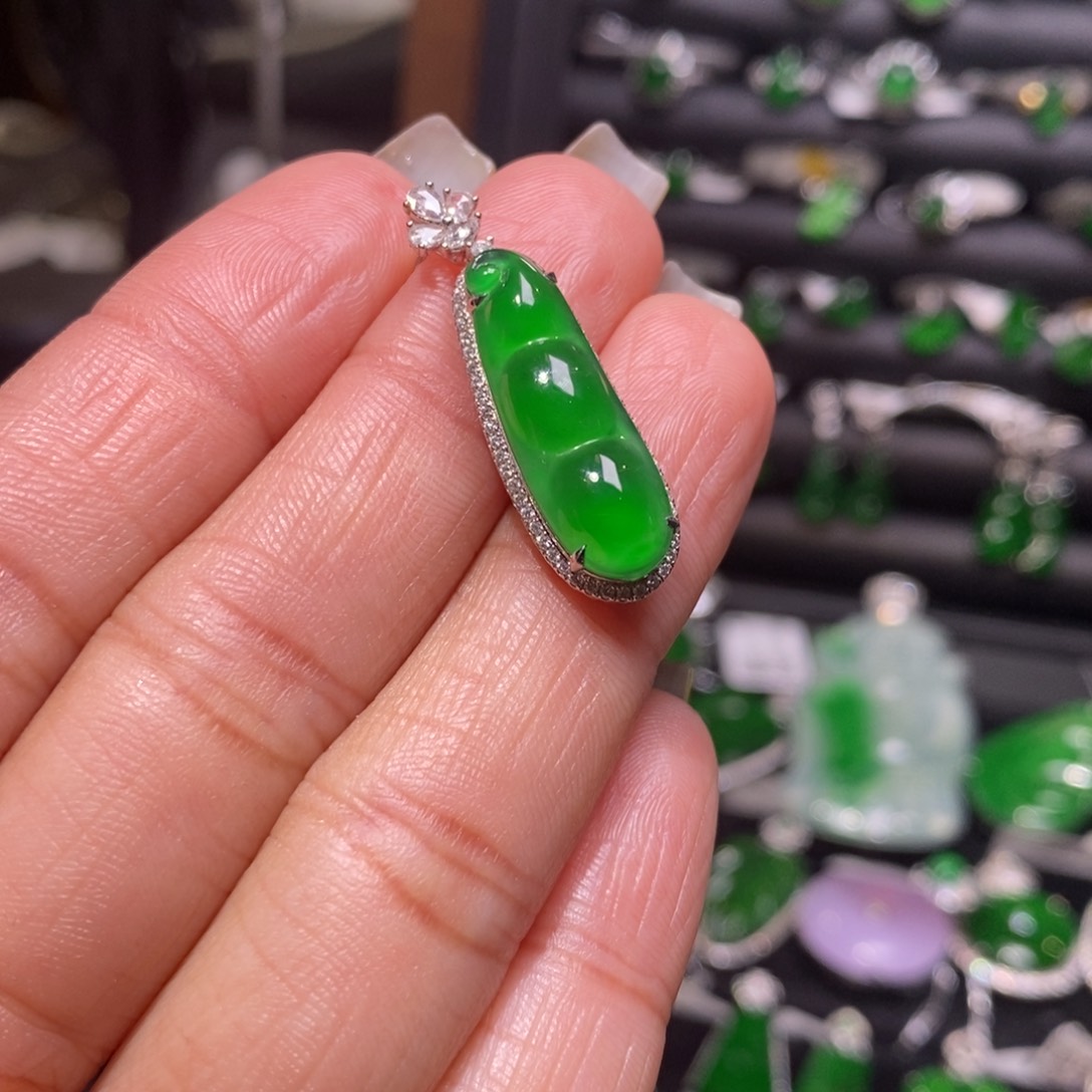 翡翠颈饰18K金镶嵌福豆吊坠