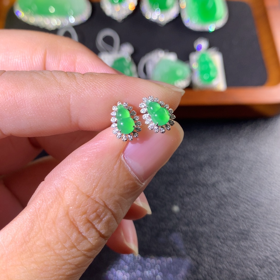 捧***女翡翠18K金镶嵌耳饰翡翠