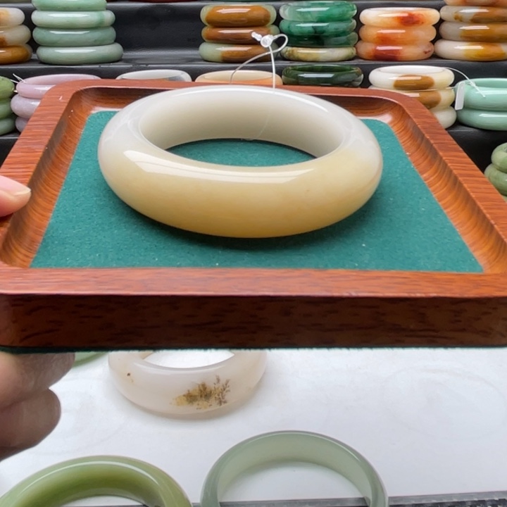 石英质玉手镯未镶嵌翩*