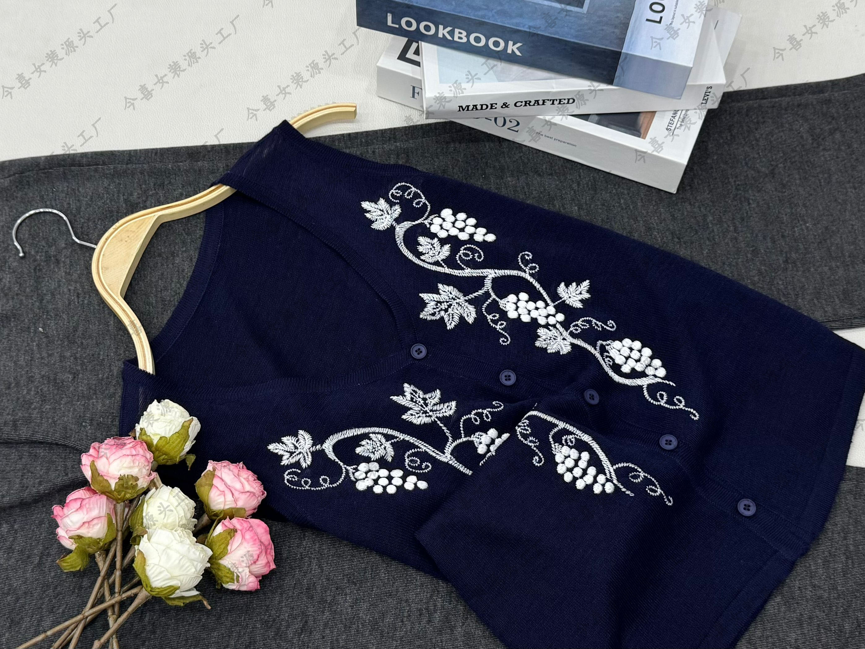 【蓝色V领开衫】新款时尚葡萄刺绣马甲上衣QC3386