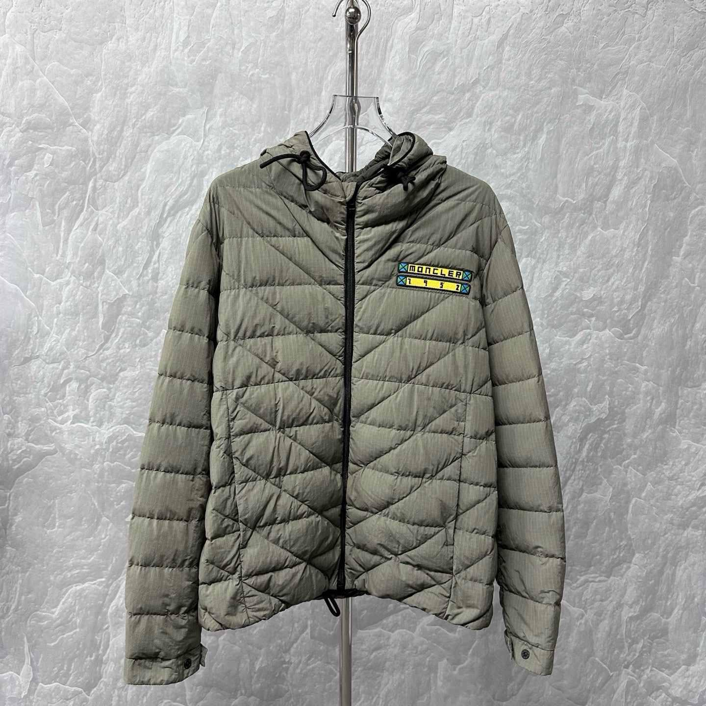 99新 MONCLER 1952系列 徽标连帽羽绒服外套 4码D10578