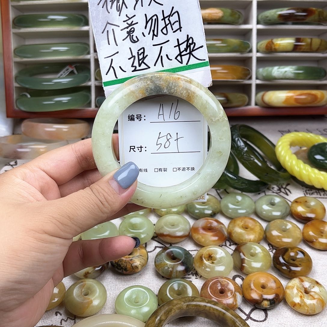 蛇纹石玉手镯未镶嵌