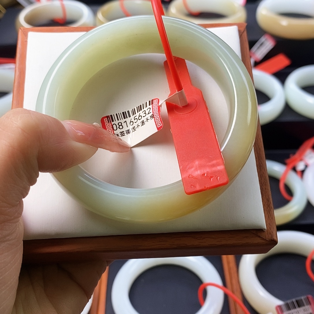 香***️和田玉未镶嵌手镯