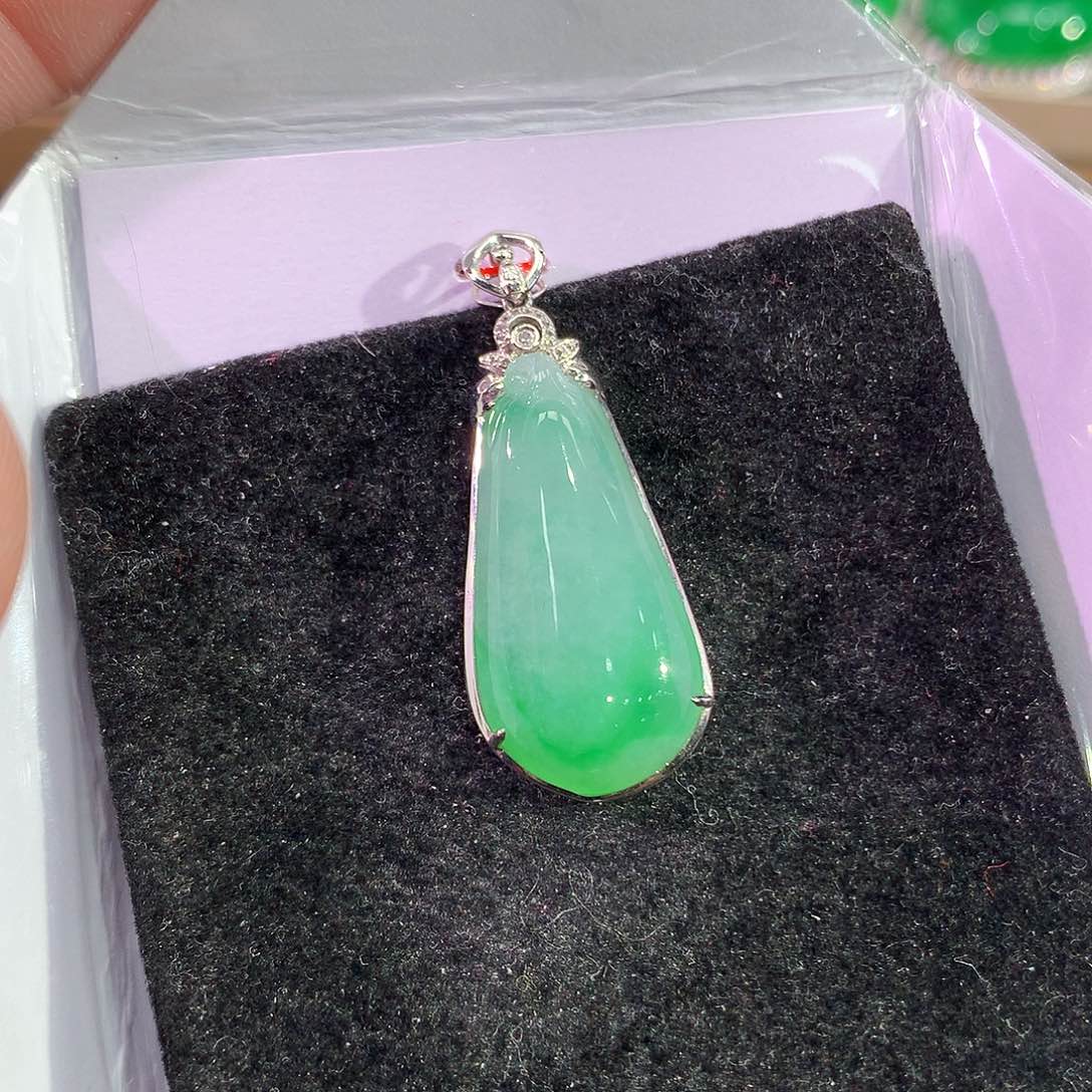 翡翠吊坠(赠链)18K金镶嵌