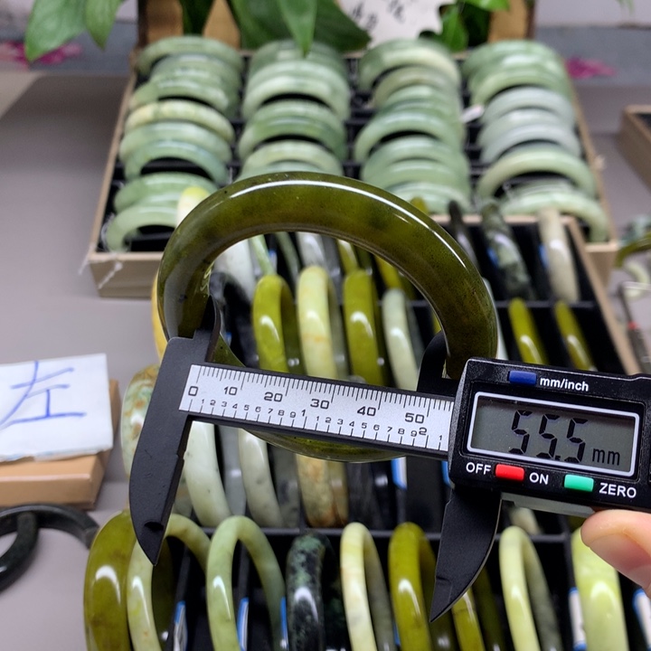 未镶嵌蛇纹石玉手镯95