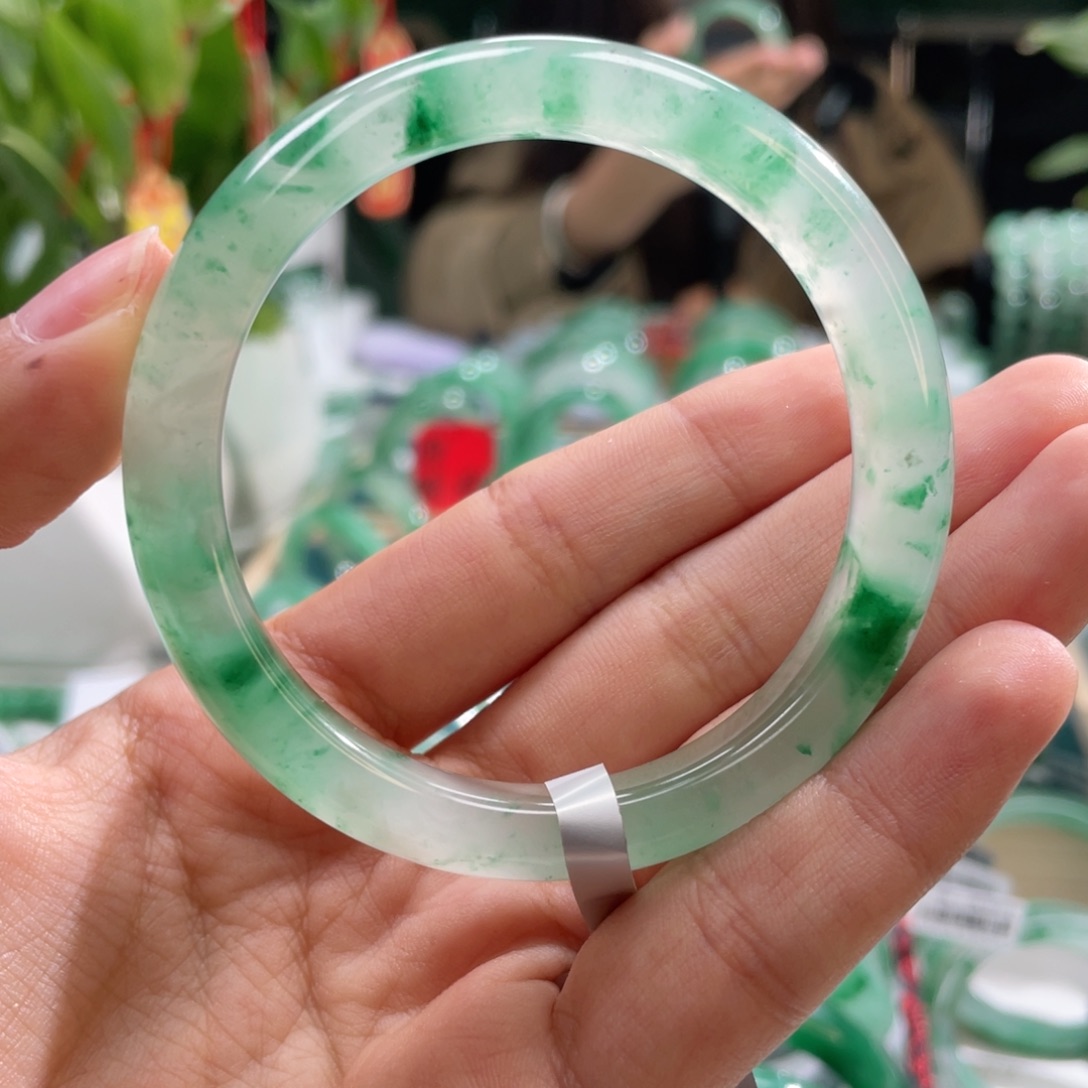 石英质玉手镯未镶嵌圆*?