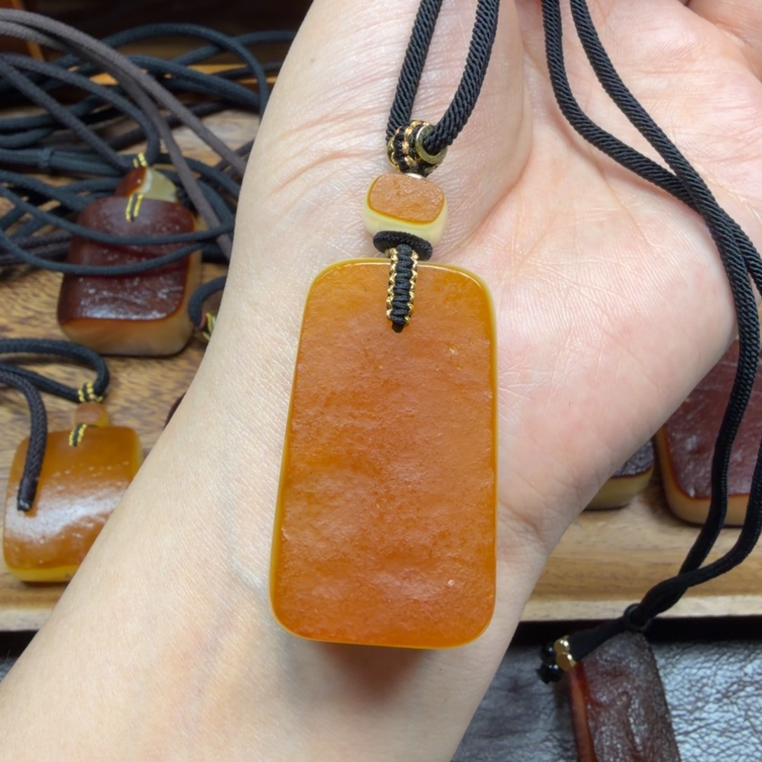 琥珀未镶嵌吊坠(赠链)