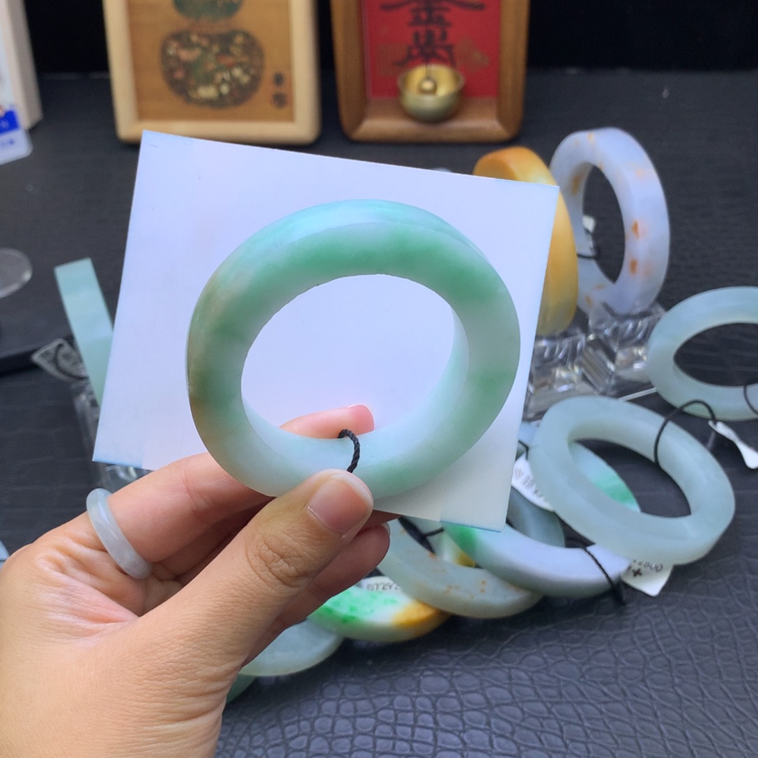 定制翡翠未镶嵌翡翠手镯