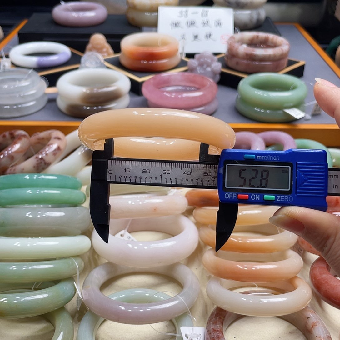 未镶嵌手镯石英岩玉