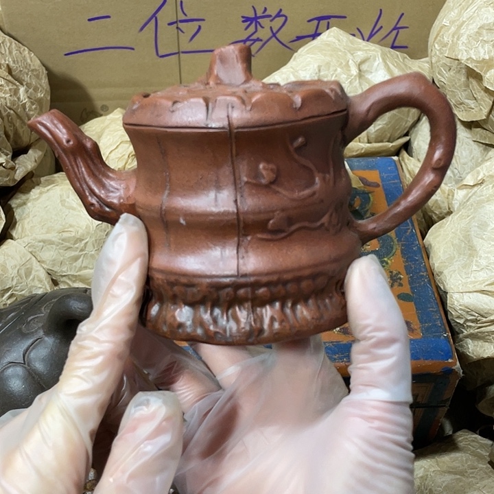 紫砂茶壶原矿泥料，手工制作的一把紫砂壶。