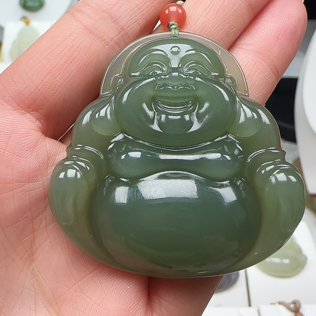 和田玉颈饰未镶嵌太****?