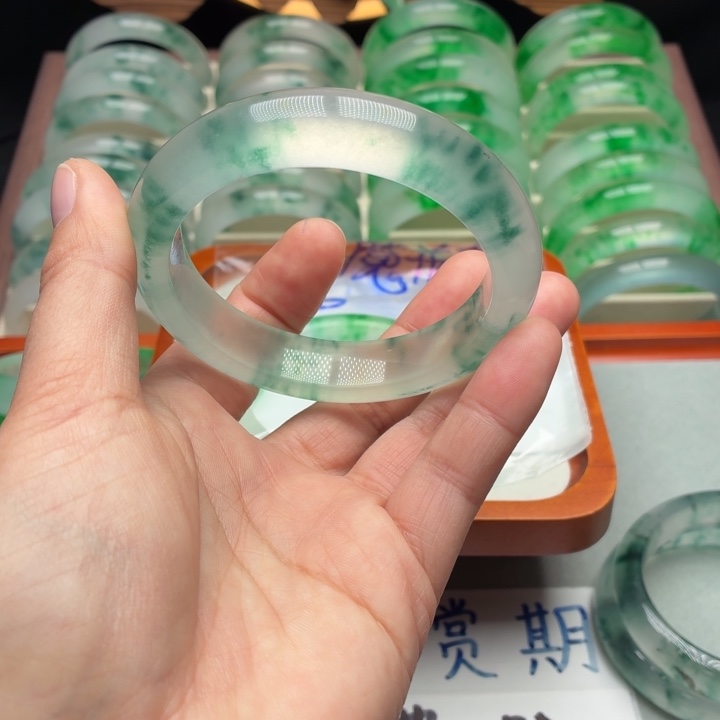 佛***存石英质玉未镶嵌手镯