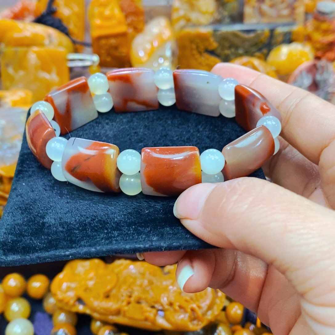 未镶嵌石英质玉（黄龙玉）颈饰