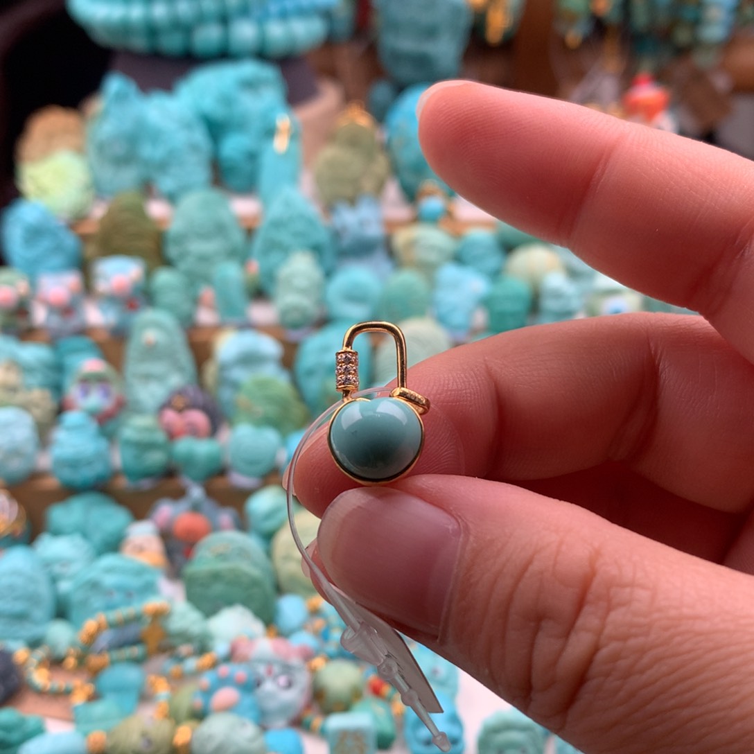 绿松石颈饰18K金镶嵌悠****?