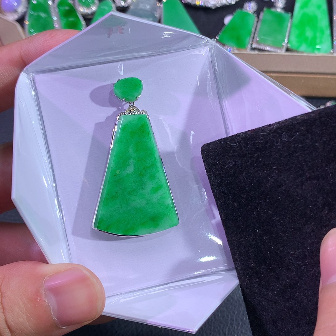 翡翠吊坠(赠链)18K金镶嵌