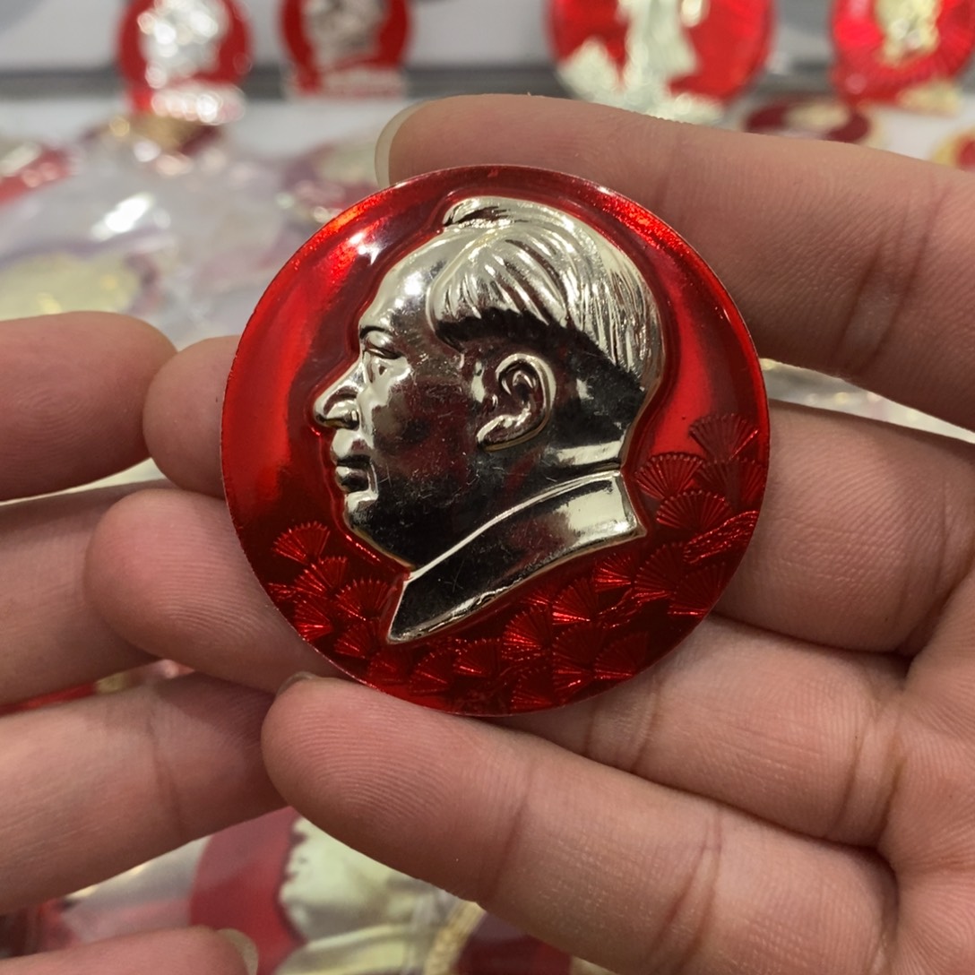 铝红色纪念章松枝