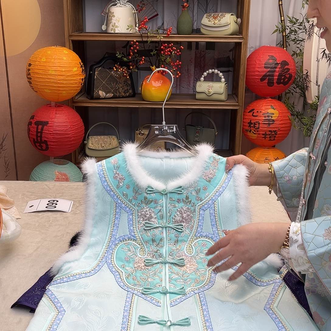 刺绣重工刺绣双如意对襟棉马甲M