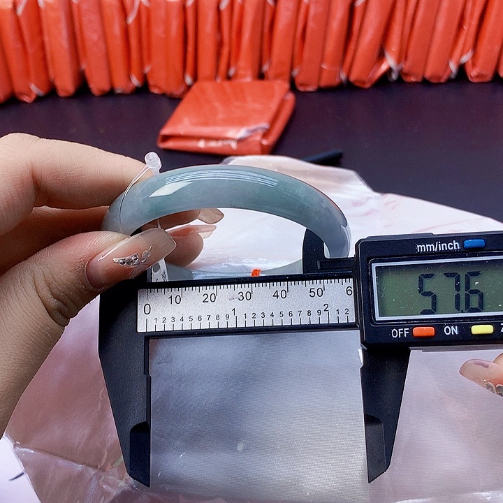 翡翠手镯未镶嵌102。  