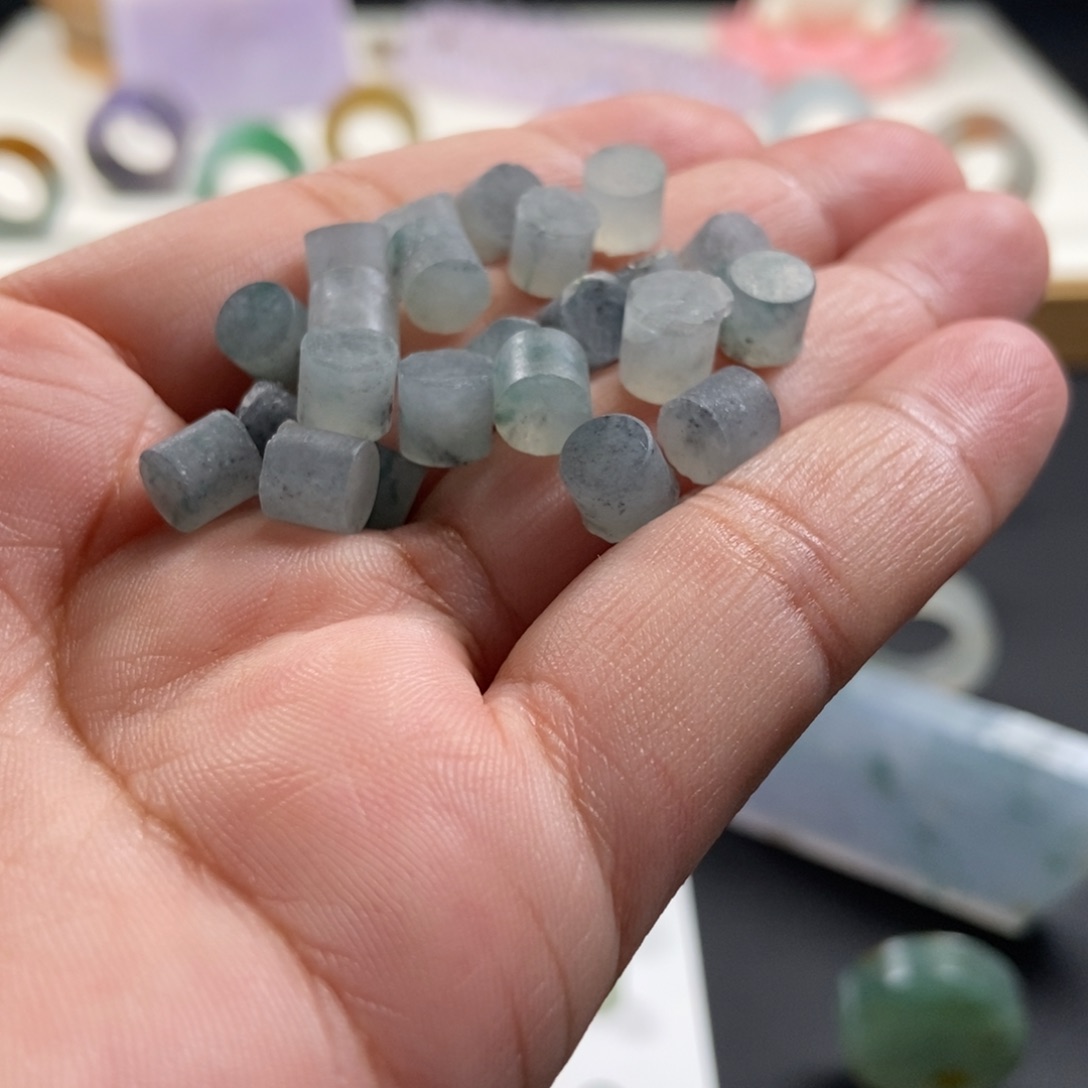 兜****定制翡翠未镶嵌翡翠29颗