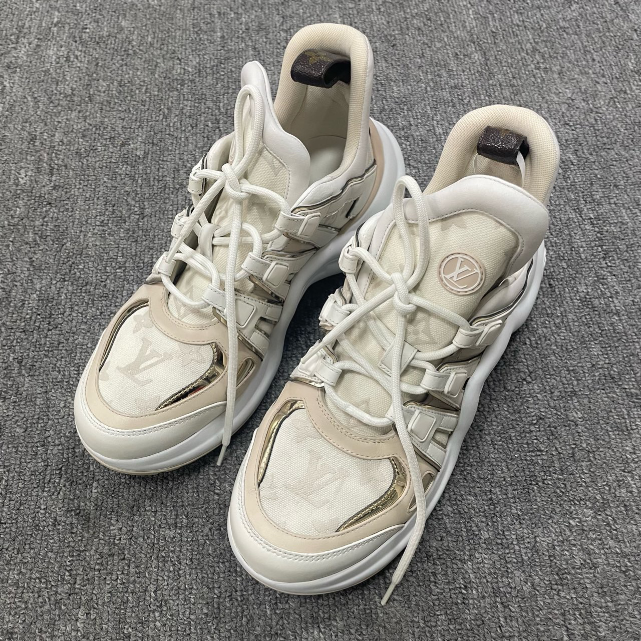 95新 LouisVuitton/路易威登 系带低帮生活休闲鞋  39.5码/6260 