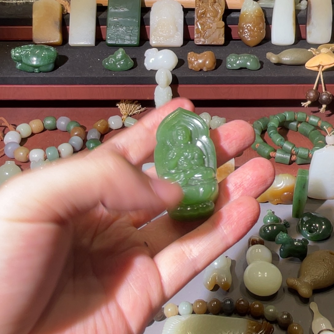 長****和田玉未镶嵌颈饰