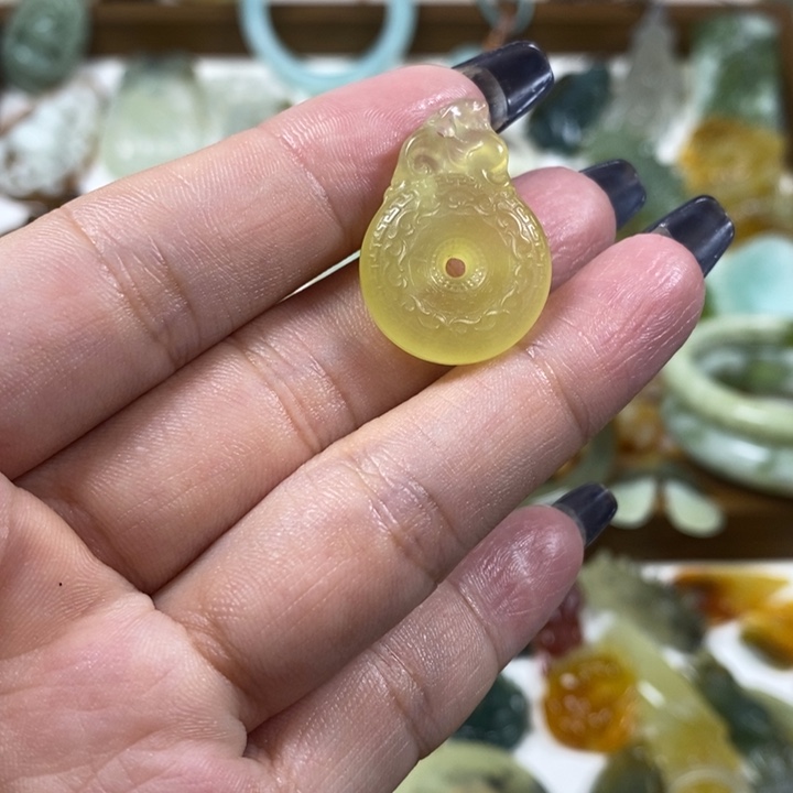 未镶嵌蛇纹石玉吊坠